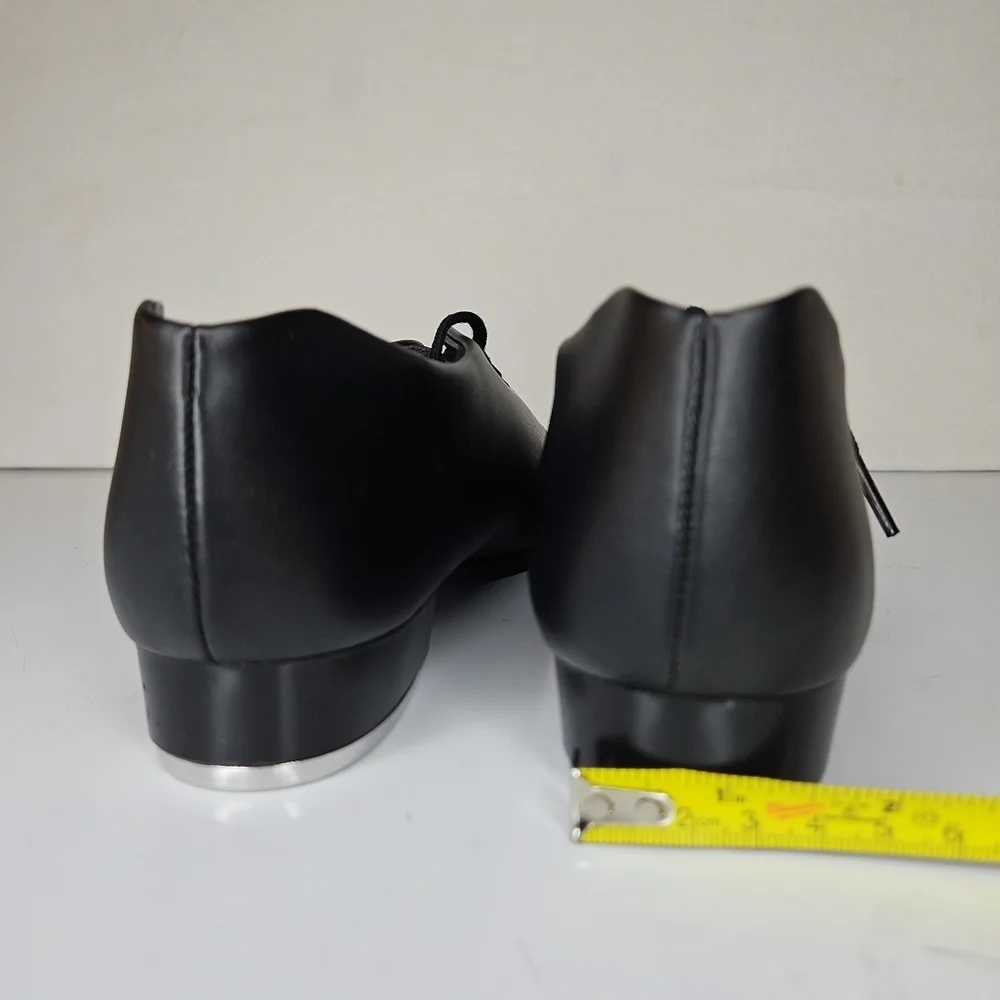 Lace-up tap shoe with a sleekSoft PU leather upper Plastic sole with rubber